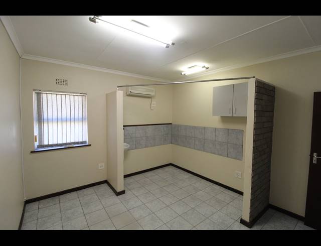 226M² BUSINESS CENTRE TO LET IN VREDENBURG